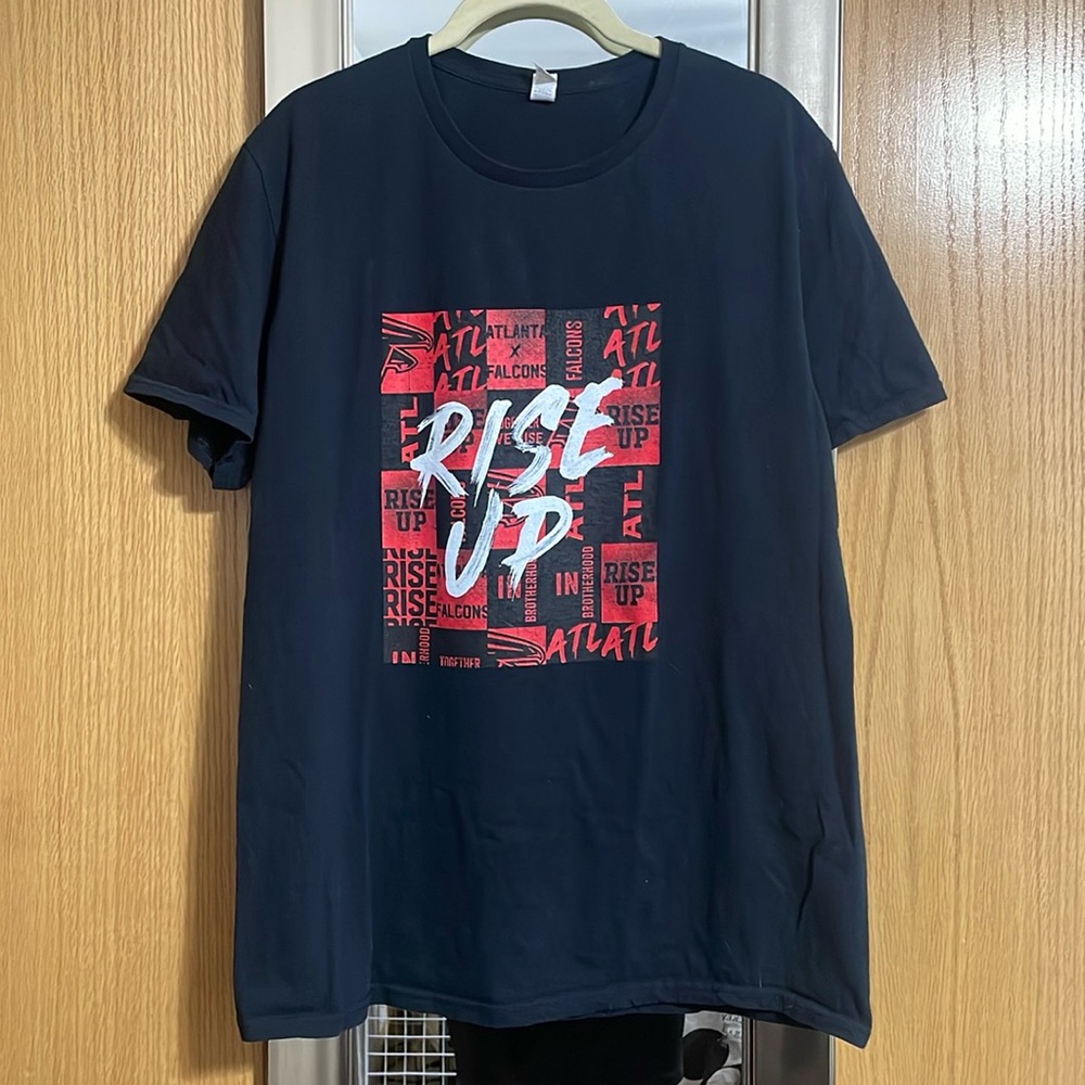 Atlanta Falcons Rise Up size Large Men's Black Graphic short sleeve T-Shirt